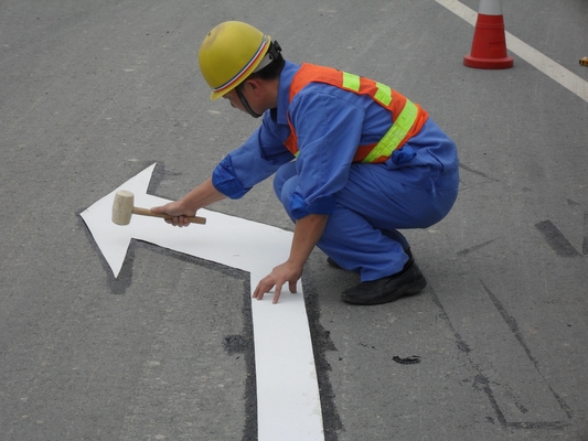 Önceden Oluşturulmuş Yol Geçici Kaldırım İşaretleme Bandı Ok Uyarı Beton İşaretleme Bandı